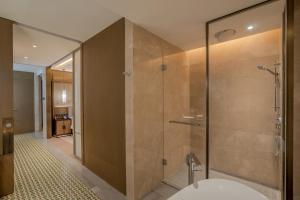 Bilik mandi di Pan Pacific Yangon