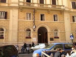 ローマにあるホテル ポジターノの車が停まった建物