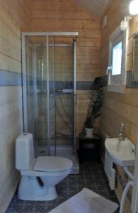 Fröya Timber Cottage tesisinde bir banyo