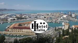 una vista de la ciudad con las palabras "hotel itila" en Albergo Italia, en Ancona