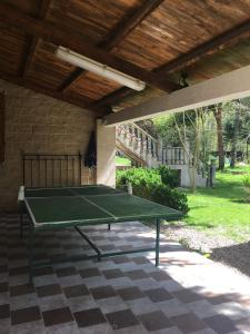 a green ping pong table in a patio at Casa Rural Camino Medulas in Ponferrada