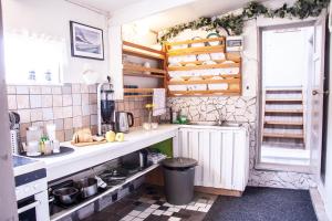 una piccola cucina con lavandino e bancone di Fossardalur Guesthouse a Djúpivogur