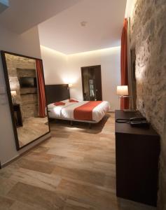 um quarto com uma cama e um espelho grande em Central Hotel em Nîmes