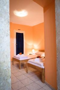 2 camas en una habitación con paredes de color naranja en Dalmatia Sun, en Split