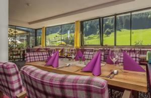 Reštaurácia alebo iné gastronomické zariadenie v ubytovaní Hotel Bacher Asitzstubn