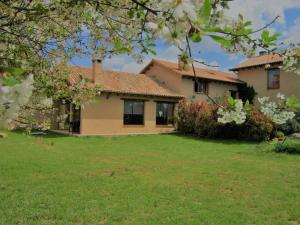 une maison avec une cour devant dans l'établissement Casa Rural Lamadretierra, à Villamejil
