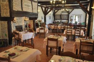 Restaurace v ubytování Logis Hotels - Auberge de l'Île - Hôtel 3 étoiles et Restaurant + 37 fotografií