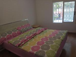 バレンシアにあるTuria Burjassot 12のベッドルームに掛け布団付きのベッド1台が備わります。