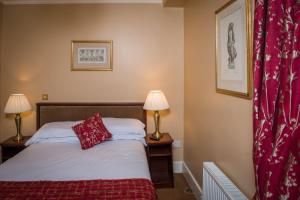 Uma cama ou camas num quarto em Gabriel House Guesthouse