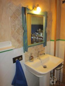 une salle de bain avec un lavabo et un miroir dans l'établissement Casa Rural Lamadretierra, à Villamejil 47 autres photos