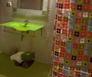 baño con lavabo verde y cortina de ducha en Casa Rural Balcón del Camino Viejo en Valencia de Alcántara