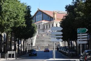 マルセイユにあるMassilia New'z Appartの階段のある建物前の看板