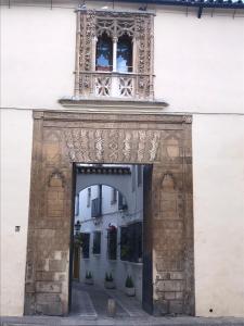 コルドバにあるApartamento A. Andalusí.のアーチ型の建物の入口