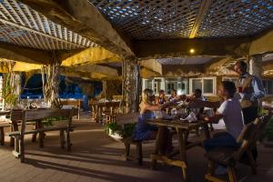 un groupe de personnes assises à table dans un restaurant dans l'établissement Mahdia Beach & Aqua Park, à Mahdia