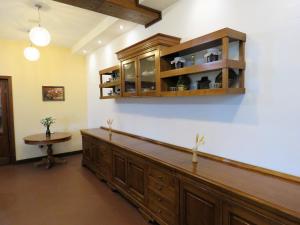 Una sala de audiencias con un gran tribunal de madera. en Kolpinghaus, en Caransebeş 32 fotos más