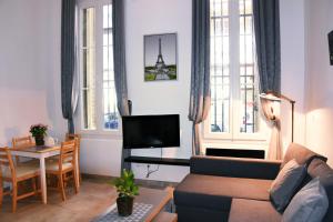 een woonkamer met een bank en een tafel bij Massilia New'z Appart in Marseille