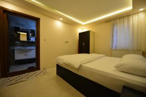 a bedroom with a bed and a window with a sink at Kuloğlu Apart 2 in Uzungöl