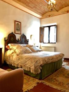 Кровать или кровати в номере Tenuta di Corsano
