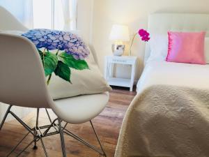 una camera con letto e vaso di fiori di Flowers Sweet Rooms B&B a Vasto