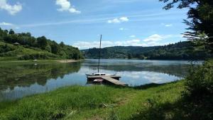 een kleine boot aan de kant van een meer bij Marina u Chmiela in Wołkowyja