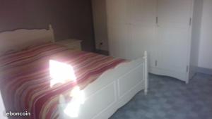 Un dormitorio con una cama con dos luces. en palayson, en Le Muy