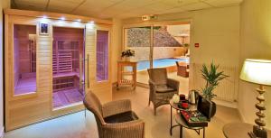 - un salon avec des chaises et une table dans l'établissement Hotel de Compostelle, à Sarlat-la-Canéda