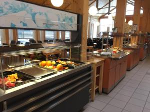 勒羅斯的住宿－Unicare Røros，餐厅提供的自助餐,供应多种食物