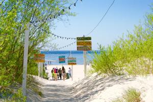 リエパーヤにあるBeautiful apartments - Romanticの海岸を歩く人々 +6枚の写真