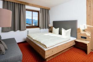 un dormitorio con una cama grande en una habitación en Haus Kaschutnig, en Fiss