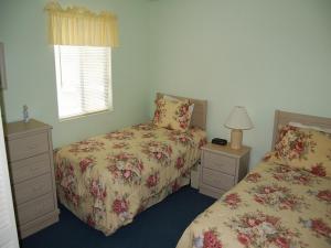 1 dormitorio con 2 camas y ventana en Summer Tree Village A11, en Myrtle Beach