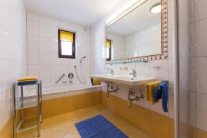 un baño con lavabo y bañera en Haus Kaschutnig, en Fiss 32 fotos más