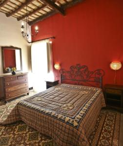 トラーパニにあるLa Lamparaの赤い壁のベッドルーム1室