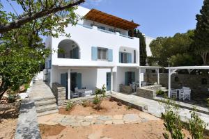 Villa con vistas a la parte delantera de la casa en Efi Studios en Drios