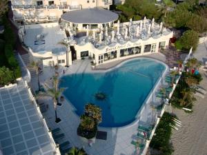 O vedere a piscinei de la sau din apropiere de Grand Hotel La Playa