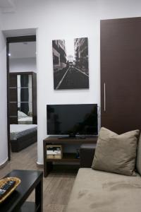 un soggiorno con TV e divano di Zen Luxury Living a Salonicco