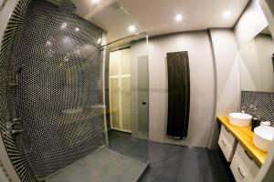 Koupelna v ubytování UNIQUE PENTHOUSE & TERRACE 6BR+3.5BATH, VIEWS!