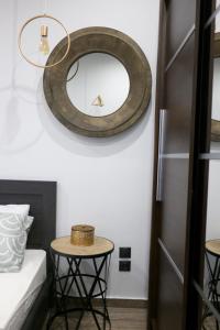 una camera da letto con specchio e tavolo di Zen Luxury Living a Salonicco