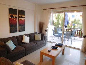 una sala de estar con un sofá y una mesa en Vanessa 2 bedroom apartment, en Pafos