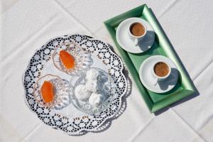 特尔斐Hermes Delphi Hotel的一张桌子,上面放着一盘食物和两杯咖啡 更多33张照片