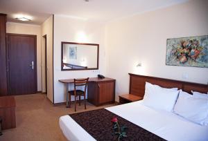 A bed or beds in a room at Favorit Hotel