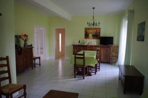 a kitchen and dining room with a table and chairs at Maison de famille Jo et Juliette in Suin