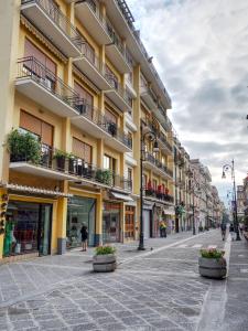 una calle vacía en una ciudad con edificios en Dea Guest House en Sorrento