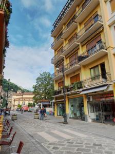 un edificio en una calle con gente caminando por la calle en Dea Guest House en Sorrento