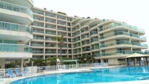 un gran edificio de apartamentos con una gran piscina en Apartamento Marina, en Río de Janeiro