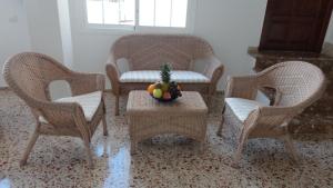 A seating area at Apartamentos Cala Llonga