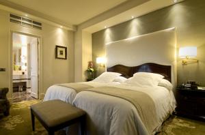 a hotel room with two beds and two lamps at Wellington Hotel & Spa Madrid in Madrid