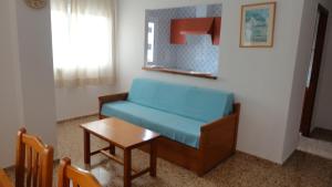 A seating area at Apartamentos Cala Llonga