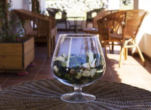un vaso di vetro con del pesce seduto su un tavolo di La Casa Del Poeta a Aglientu Altre 37 foto