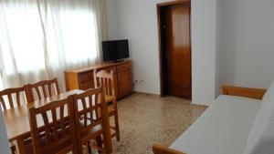 A television and/or entertainment centre at Apartamentos Cala Llonga