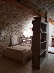 Postel nebo postele na pokoji v ubytování Grange Voutée avec jardin + 24 fotografií